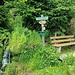 Wieder zurück am Wanderweg passiere ich den Gläseren Röhrl-Brunnen ohne zu wissen was es damit auf sich hat. Der Lauf der Fassung ist jedenfalls aus Holz gezimmert.