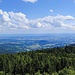 Ausblick vom AT am Hirschenstein nach Südosten ins Donautal. Bei Schönwetter könnte man im Hintergrund den Dachstein sehen.