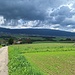 Sicht gegen Cernier / Lamgsam kommen die dunklen Wolken über  Vilars NE