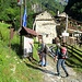 Imerio consulta la carta con i sentieri all'esterno del Crotto