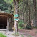 Der Schuhfleck ist erreicht, es handelt sich dabei um eine markante Wegkreuzung, bei der sich mehrere Wander- und Forstwege treffen. Der Steig Nr. 2 zum Hirschenstein zieht rechts neben der Hütte weiter. Ein breiter Trampelpfad ist das jetzt und gleich treffe ich die ersten Wanderer auf meiner Tour und es sollten nicht die einzigen bleiben.