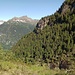 si intravede l'alpe Pianezza alla base della parte rocciosa della cresta