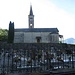Ecco la chiesa di San Giacomo presso il cimitero di Livo dove, poco dopo le sette, iniziamo il nostro cammino seguendo la stradina lunga 3 km che si dirige verso il Crotto Dangri (si può percorrere anche in auto pagando un ticket alla macchinetta automatica).