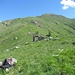 Dietro di noi le baite dell’Alpe Motta, che a breve raggiungeremo; in alto la cresta della Costa Sasso Marcio che conduce verso il Pizzo Ledù.