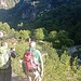Dopo 45’ di cammino eccoci in arrivo al Crotto Dangri, dove termina la stradina carrabile. Sulla destra il bel ponte di pietra che supereremo e che, con una sola arcata, attraversa il Torrente Livo.