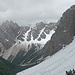 Am Grünwaldjoch, es schneit. Hier steigen wir nun ab in Richtung Grünwaldalm und Pragser Wildsee