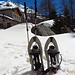 Le mie racchette da neve. Sullo sfondo il Rifugio Mitta.