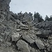 Klassisches Gelände auf dem Rätzelenweg. Steil und schweisstreibend, aber unschwierig, da diese Stellen immer kurz und kaum ausgesetzt sind und die Felsen gute Griffe und Tritte bieten dort wo es nötig ist. 