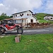<b>Quindi proseguo per ulteriori dieci minuti fino al Rifugio Alpe di Colonno (1322 m). È ubicato su un poggio panoramico con vista lago. Essendo il più vicino a Pigra, anche oggi, come tutte le domeniche, ospiterà decine e decine di escursionisti, che lo raggiungeranno a piedi, in bici, in moto o in auto. <br />Dietro il rifugio, salendo verso un colle, si incontra dapprima una chiesetta e più avanti una croce. </b>