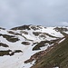 Bei P.2349 montierte ich die Schneeschuhe und stieg direkt ein kleines Tälchen hoch.