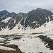 Die Gipfel auf der anderen Seite des Talkessels kommen aus den Wolken.
