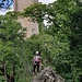 Der Grat beginnt. Hinten der Bergfried von der Burg.