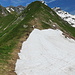 noch ein unangenehmes Schneefeld, auf dem Grat sieht man den Wegweiser nach Elm