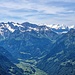 Blick ins Tal der Engelberger Aa mit einigen hohen Berner Oberländer Bergen