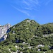 Den Abzweig zum Angerstein habe ich schon hinter mir. In der Mitte des Bildes baut sich der Strichkogel auf, dessen Gipfel aber noch nicht zu sehen ist. Die Wegführung läuft rechts unterhalb der Felswand entlang und zieht dann durch die Latschenfelder hinüber zum Westgrat des Strichkogels.