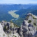 Vom höchsten und damit auch östlichsten Punkt aus ein toller Blick übers Hintertal nach Gosau und bis zum Traunstein am Traunsee.
