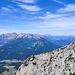 Im Westen zeigt sich das Tennengebirge und dahinter Teile der Berchtesgadener Alpen. Der Watzmann ist verdeckt.