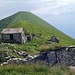 <b>Eccomi all’Alpe di Tremezzo (1602 m), un gruppetto di baite in muratura diroccate, alla base della cresta occidentale della mia meta. Parcheggio la bici e mi avvio a piedi per gli ultimi 350 m di salita, che percorro in sei minuti.</b>