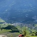 Direkt unter dem Routenbuch. Nicht ins Gras beissen - aber irgendwie eben doch fast...