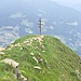 Blick vom höchsten Punkt auf das vorgelagerte Gipfelkreuz.