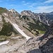 ein Blick zurück und gegenüber sieht man im Korridor zwischen den Latschen und dem Schneefeld den Aufstiegsweg zur Schänzelespitze