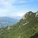 Aussichtsreich führt - weit weniger steil als zuvor - der Steig unter den Südhängen der Cima Levante dahin (Hintergrund: die Monti Lessini) ...