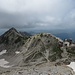 Das Rif. Carega-Fraccaroli befindet sich 10 Minuten unterhalb des Gipfels.Links im Hintergrund die Cima Madonnina, über welche ein Gratweg ebenfalls hinunter zum Passo Pertica führt.