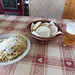 Empfehlenswert, ein Hüttenschmaus: Spaghetti Montanara und Gerstensaft bringen die müden Beine wieder auf Vordermann.