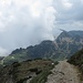 Über dem Passo Pelegatta und dem Rif. Scalorbi türmen sich die Wolken. Im rechten Bildteil der Monte Plische (1991 m)