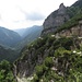 Abstieg zum Passo Pertica, hoch über dem tief eingeschnittenen Valle di Revolto.