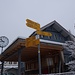 Start bei der beinahe weltberühmten Uhr beim "Bahnhof" Wasen i. E.