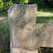 Mord- oder Sühnekreuz<br />Es soll sich zuvor an einem Waldweg im Weiherwald befunden haben und wurde nach einer Beschädigung durch Forstarbeiten hierher umgesetzt. Das Kreuz trägt folgende Inschrift:„ IHS A 1633 Im Schwedenkrieg erschossen worden George Schille“. Der Text des offensichtlich erst weit nach der Tat aufgestellten Kreuzes weist historische Ungenauigkeiten auf. 1633 befanden sich keine Schweden in Wellnitz, sondern erst ein Jahr später. Der angegebene Richter wurde auch nicht erschossen, er wurde von den Schweden mit einem Pferd zu Tode geschleift.