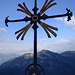 Das Gipfelkreuz der Sonnenspitze im Abendlicht.