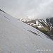 Mit dem Talski rutsche ich leicht auf der schmierigen Oberfläche der Schneedecke ab.