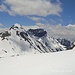 Das Plateau auf der anderen Seite des Grates ist erreicht: Blick zum Piz Blaisun und Piz Üertsch.