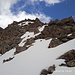 Über leichte Felsen (I) geht es zum Gipfelsteinmann hinauf.