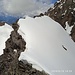 Ich bin auf die Felsspitze geklettert (II-II+), von wo aus eine fast ebenso hohe Erhebung zu sehen ist. Ich erspare mir einen Übergang.