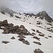 Jetzt befinde ich mich auf der offiziellen Skiroute: es geht nach links weiter aufwärts und das die meiste Zeit im Nebel.