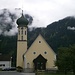 In Partenen, links des Kirchturms ist die Spitze der Breitspitze