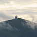 Il radome del Monte Lesina, cioè il "pallone" che protegge il radar per la navigazione aerea civile, appare e scompare fra le nuvole.