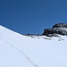 Rückblick beim Abstieg im Schnee.