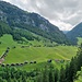 Steg mit der charakteristischen Anordnung der Ferienhäuser, wo früher wohl Maiensässe waren