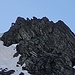 <b>È un giovane alpinista esperto Daniele; sale con una disinvoltura incredibile. Mi sembra di vedere Ueli Steck in grande spolvero, quando saliva di corsa su cime molto impegnative. In circa un quarto d’ora raggiunge la vetta: chapeau!</b>