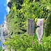 Liebevoll gestaltete Weggabelung
