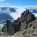 Die Zähne vor der Querung - das Foto oben stammt vom kleinen grünen Zacken in der Mitte des Grates (dort erreicht der Weg kurz den Grat)
