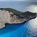 Navagio - Blick auf die Landzunge, die sich der allmählich untergehenden Sonne entgegenstreckt.