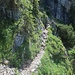 Der Steig quert hinüber zu einer Schlucht,...