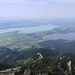 Über die Rohrkopfhütte schaut man zu Forggen- und Bannwaldsee.