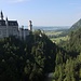 Schloss Neuschwanstein thront über der Pöllatschlucht. Leider ist der Weg durch die Schlucht aktuell gesperrt.