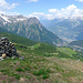 Auf dem Gipfel des Hohture hat es einen grossen Steinmann. Gipfelblick bis ins Tal nach Brig-Glis